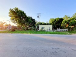 CASA CON AMPLIO TERRENO EN ESQUINA - miniatura 2