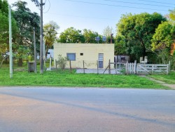 CASA CON AMPLIO TERRENO EN ESQUINA - miniatura 1