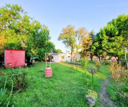 CASA CON AMPLIO TERRENO EN ESQUINA - miniatura 5